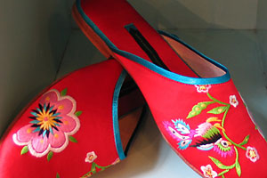 suzhou red strap slippers.jpg